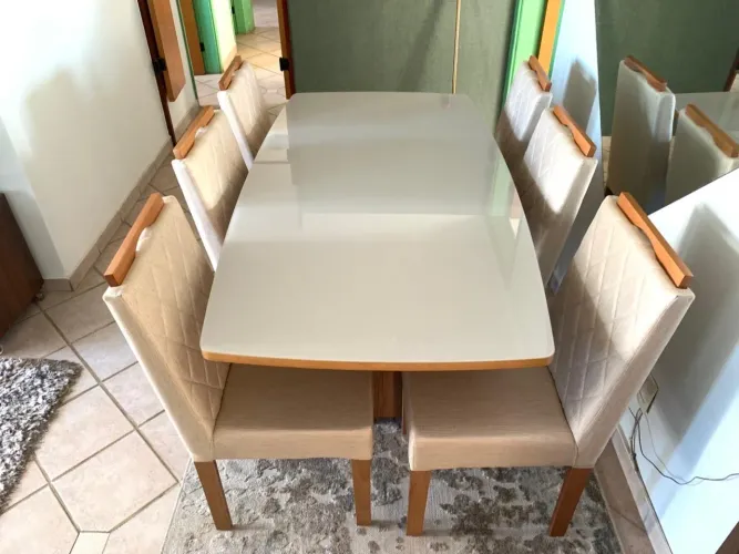 Conjunto de mesa com cadeiras de madeira 