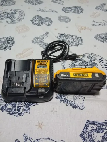 Bateria 2AH + carregador Bivolt Dewalt
