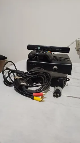 Vende-se Xbox 360 bloqueado e jogos 