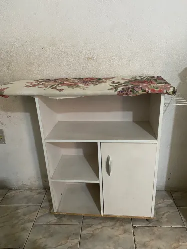 Tábua de passar com armário 