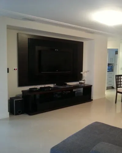 Rack para TV Premium - Laca Preta e Madeira Maciça/MDF Nobre (Excelente Estado)