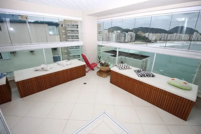 Apartamento para locação anual no Authentique Astúrias Condominium Club em frente ao mar.