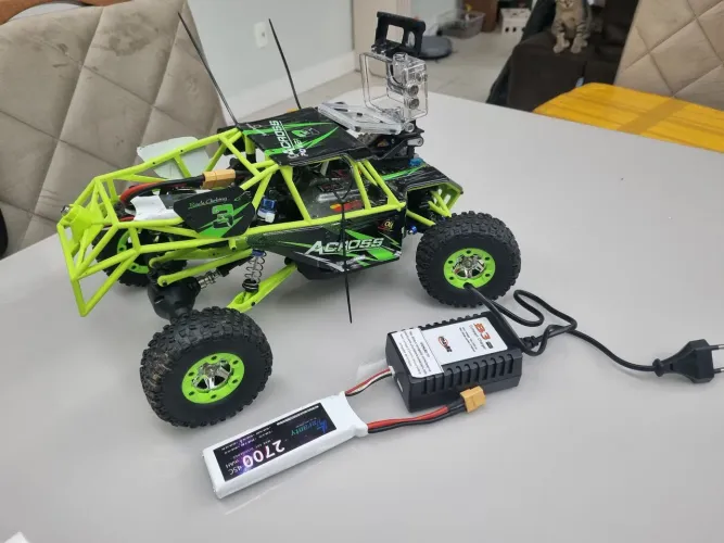 WStoys across 4x4 rock crawler com camera e lanterna