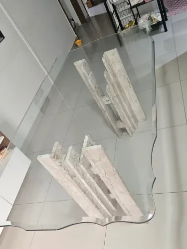 Mesa de mármore com tampo de vidro