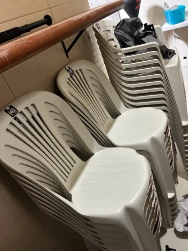 30 cadeiras de plástico até 140kg