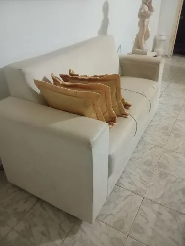 Sofá em napa branco com pouca avaria e estofado bem conservado