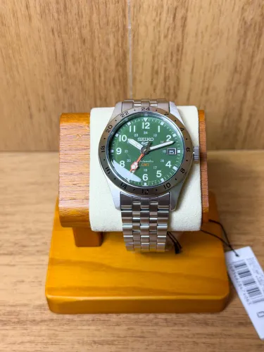 SEIKO 5 Sports Field Series GMT HDB001J Verde Oliva 39mm