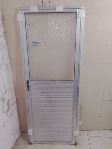 Porta de alumínio com vidro 210X80, nunca usada, em perfeitas condições 