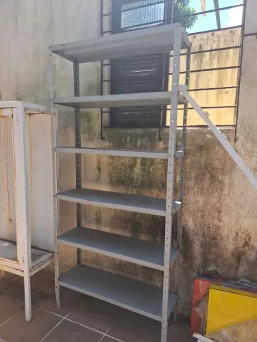 Estante tenho varias