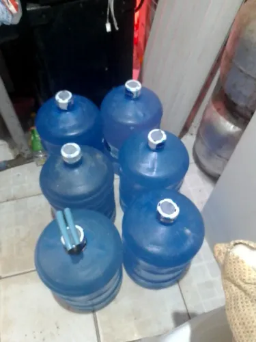 Vendo 33 garrafão cristalina 2027,2028