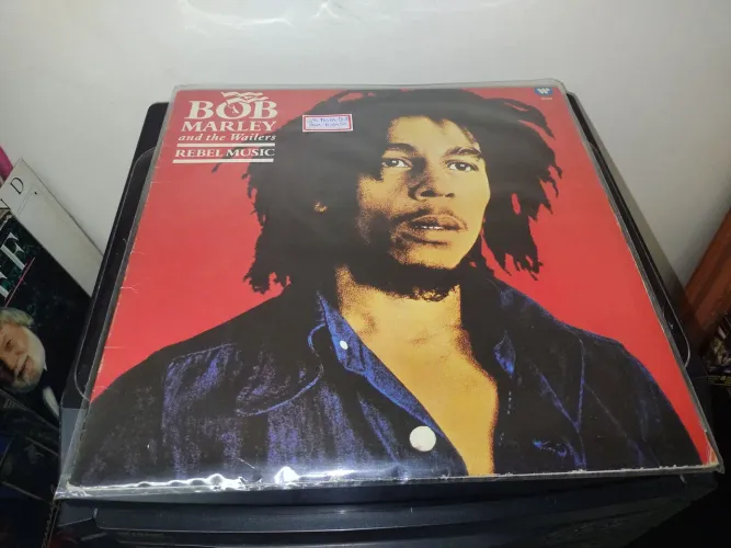 Bob Marley LP Vinil, capa ótimo estado, 1 faixa com buraco.
