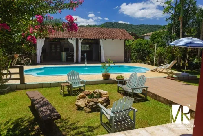 Sítio à venda em Itajaí SC com 2 dormitórios, piscina, lago, área de 2.234 m² e quiosque