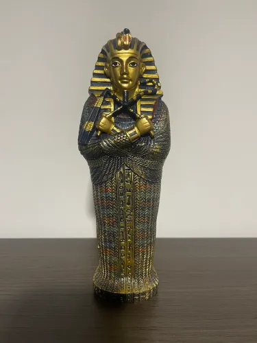 Estátua egipcia resina