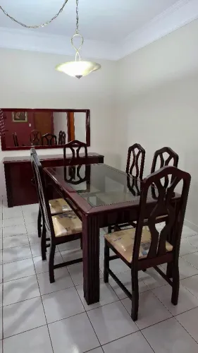 Mesa e mobília