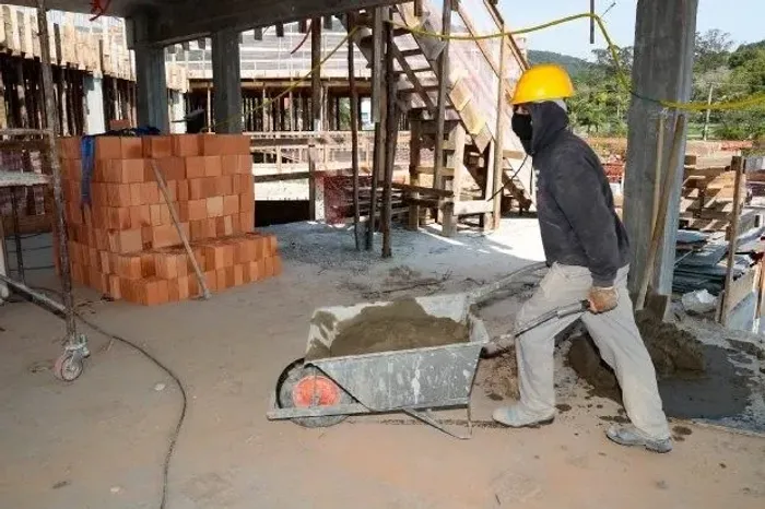 Sou ajudante de obra tenho 35 anos tenho disponibilidade para viajar sem precisar