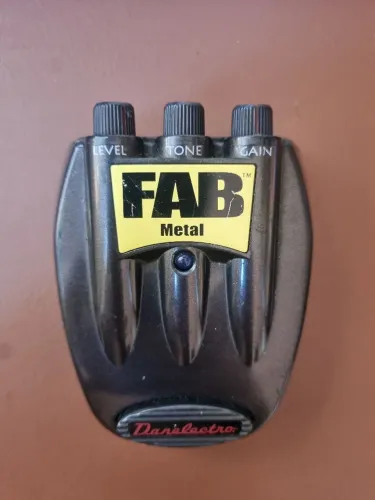 Pedal Danelectro FAB Metal - Distorção Pesada e Custo-Benefício!