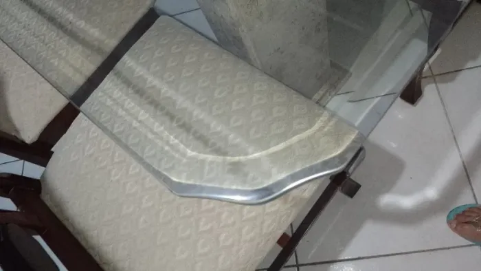 Mesa em mármore com tampo de vidro bisotado
