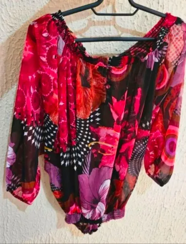 blusa estampada desigual original. tamanho veste p / m
