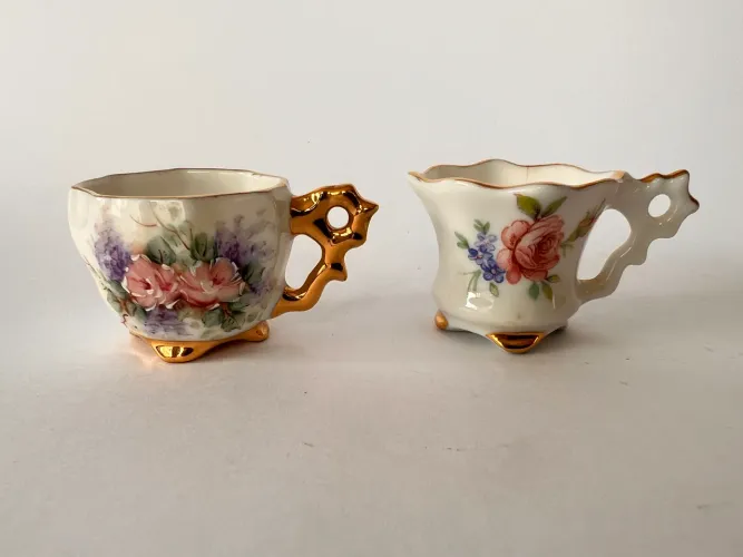 Dupla de mini xícaras de porcelana