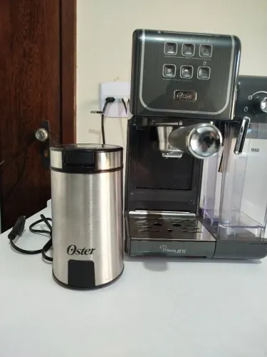 Cafeteira Oster PrimaLatte Touch + Moedor de Café Oster 220v