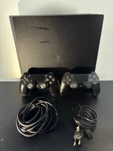 PS4 PRO 2TB impecável com dois controles