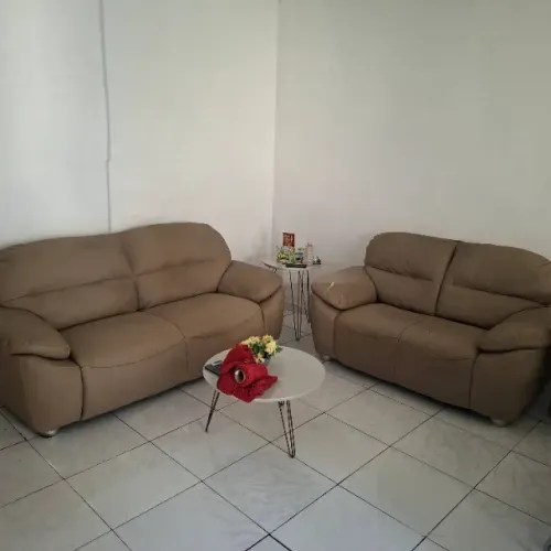 Vendo jogo de sofá de 2 (1,60 m) e 3 lugares (2 m) em couro sintético.