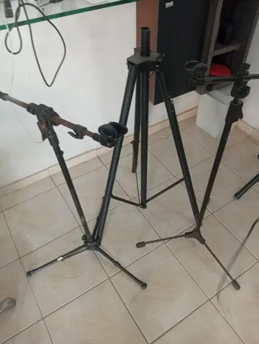 Vende-se 2 pedestal de microfone 1 de cx de som