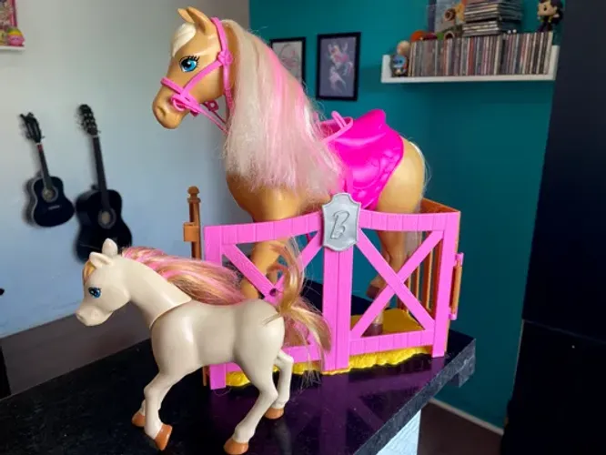 Cavalo da Barbie Mattel Com Filhote E Celeiro - Estado De Novo