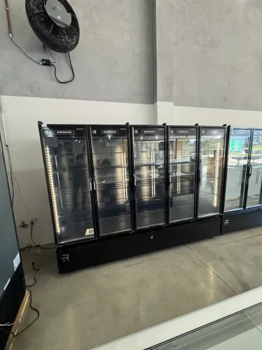 Auto Serviço Vanguard Resfriados 5 portas Preto/Preto ASVR5P 220V - Refrimate promoção 