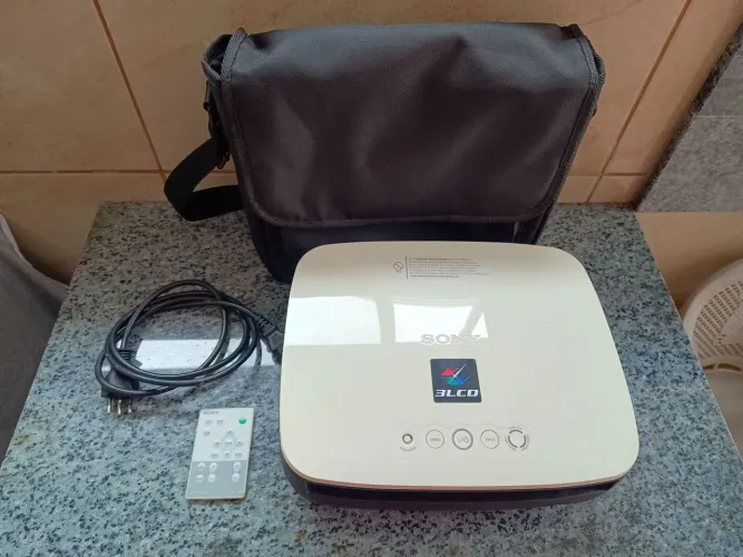 Vendo Projetor Sony VPL-EX3, com controle funcionando, com apenas 806 horas de uso. LEIAA.