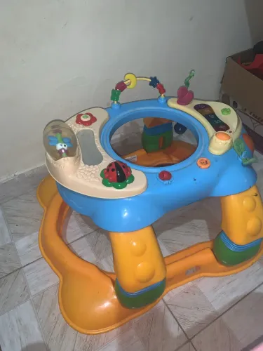 Ele tem o negócio da criança fica sentado
