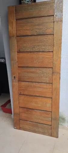 Porta Tauari maciça desenhada