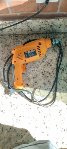Furadeira e parafusadeira Wap com reversãosemi nova. 