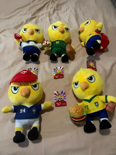 Coleção com 5 Pelúcias Canarinho Ifood Seleção de: 1958/1962/1970/1994/2002