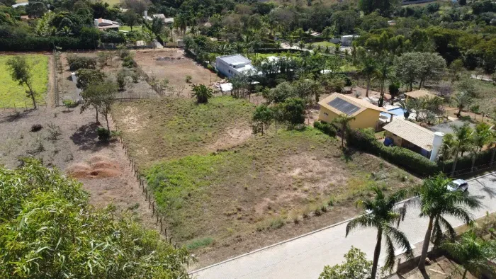Chácara na Avenida Principal do Condomínio Mira Flores com 3.111,20m2