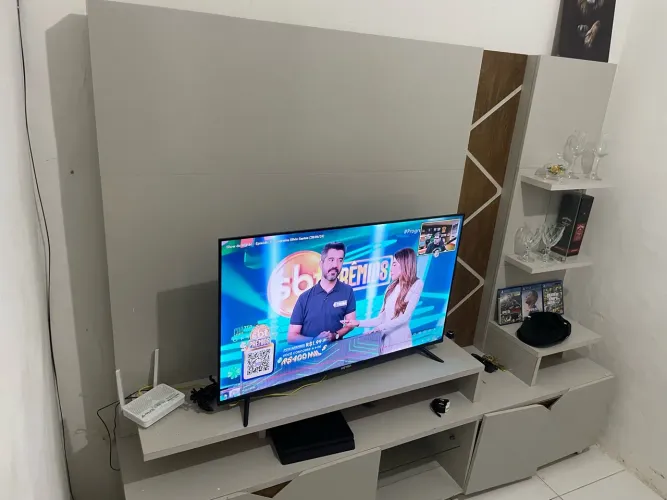 Rack para TV com Painel Completo e Prateleiras - Off-White e Amadeirado (Ótimo Estado