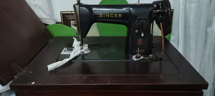 Vende- se Máquina de costura Singer 15C. Toda original inclusive o gabinete