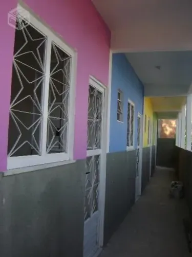 Alugo Excelentes meia água , bem maior que kitonetes 3 cômodos local familiar