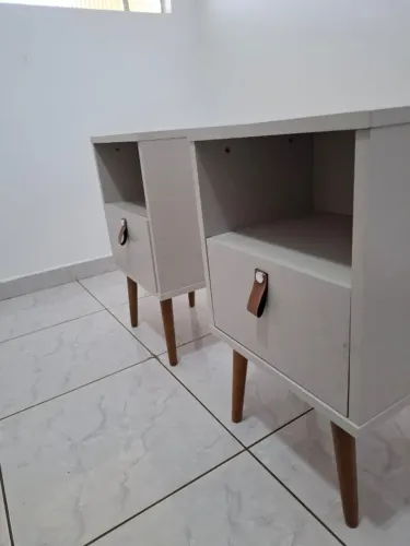 Duas Mesas De Cabeceira Pequenas Pés Palito