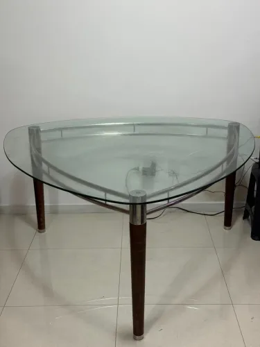 Mesa triangular 1,47cm x 1,49cm.