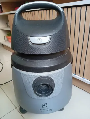 Aspirador de pó e Água Eletrolux em perfeito estado