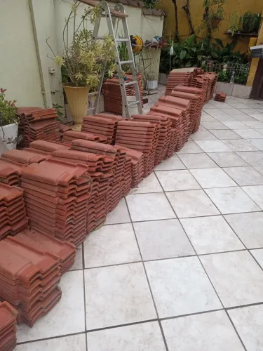 Telhas romanas usadas para doação