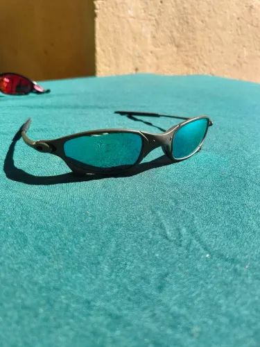 Óculos de sol estilo Oakley Juliet com armação de metal e lentes espelhadas azuis