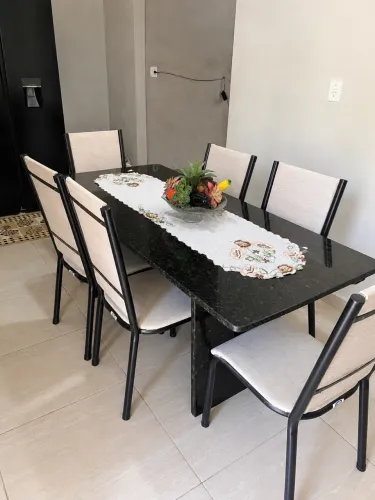 Mesa de Jantar com 6 Cadeiras - Tampo em Granito Preto - Excelente Estado