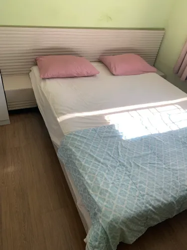 Cama Casal/Queen com Cabeceira e Mesa de Apoio