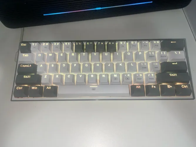 Teclado Redragon RGB fizz k68 60% -usado
