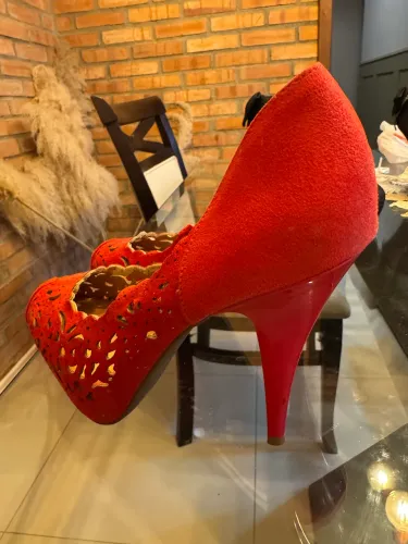 Sapato Scarpin Vermelho Salto Alto com Recortes a Laser