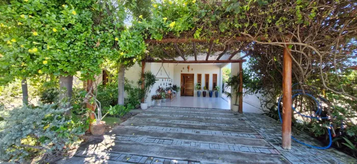 CASA EM CONDOMÍNIO FECHADO EM CANOA QUEBRADA. 
