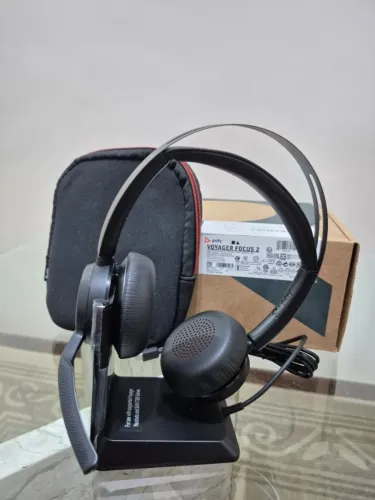 Headset Poly Voyager Focus 2 + Base (Novo)