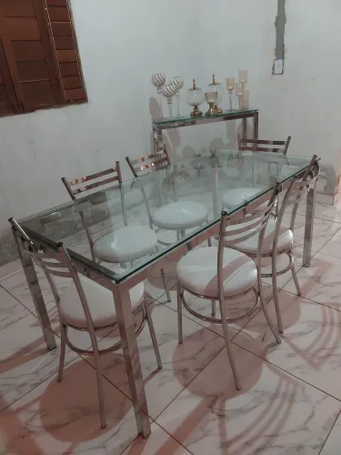 Vende-se mesa 6 cadeira com aparador
